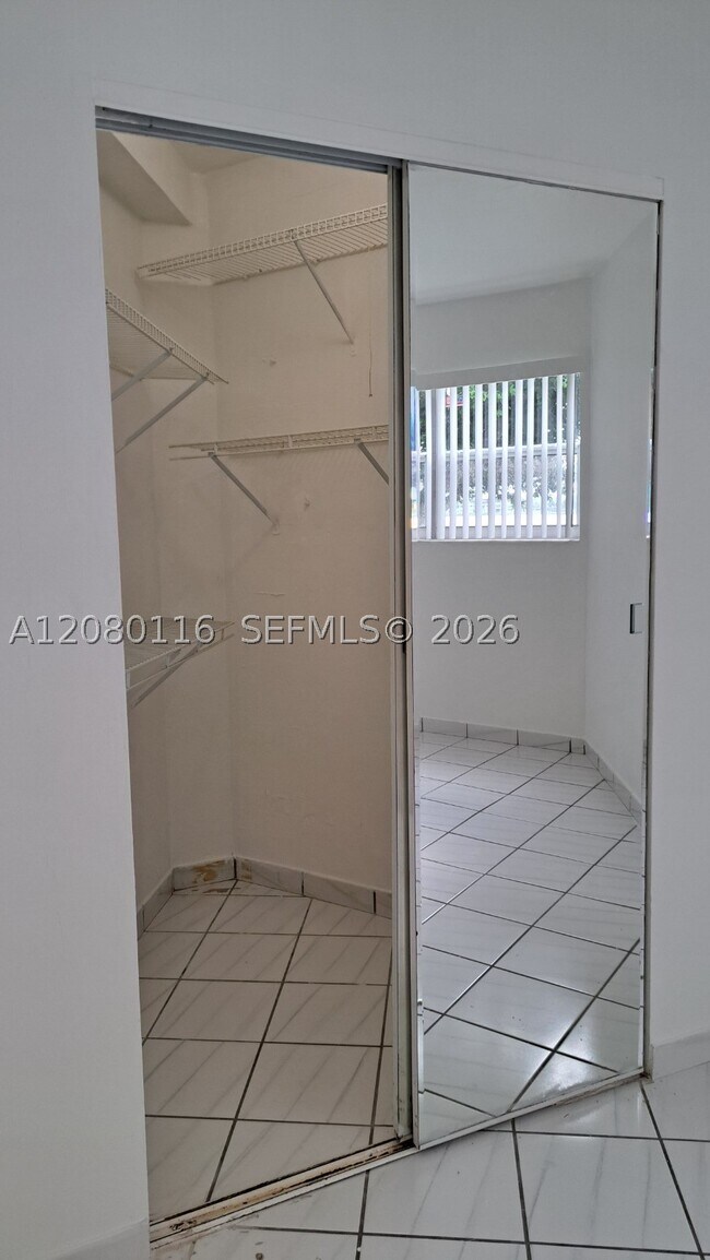 Building Photo - 1667 NE Miami Gardens Dr