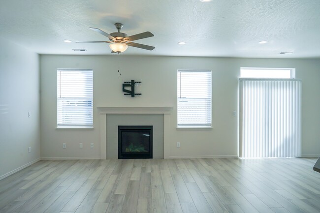 Building Photo - Charming and Exceptionally Clean, 3 Bedroom