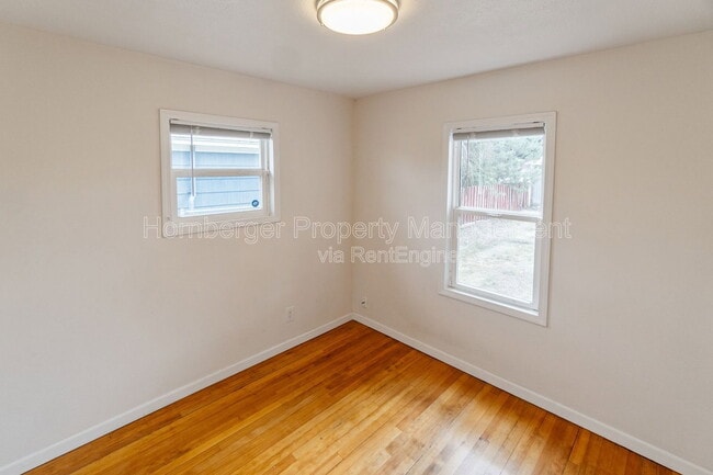Building Photo - 908 E Longfellow Ave