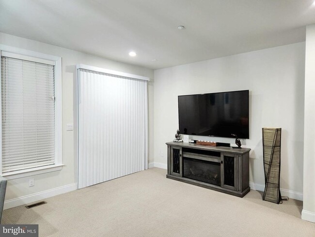 Building Photo - 12 Sassafras Ln