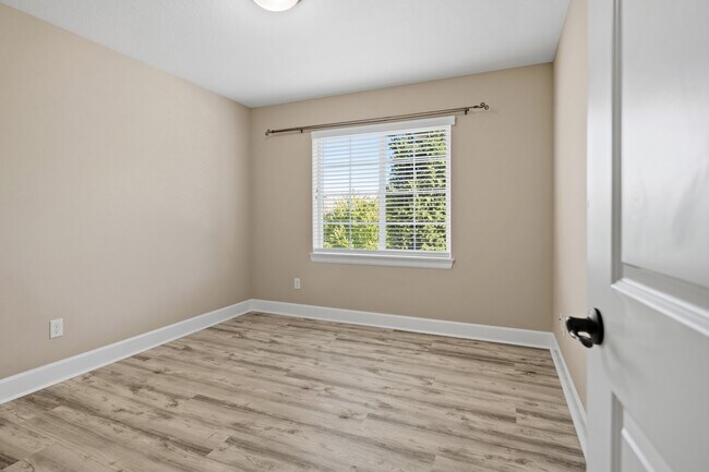 Building Photo - 5832 NW Bannister Dr