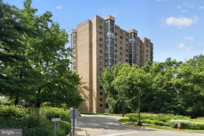 Building Photo - 5901 Mt Eagle Dr