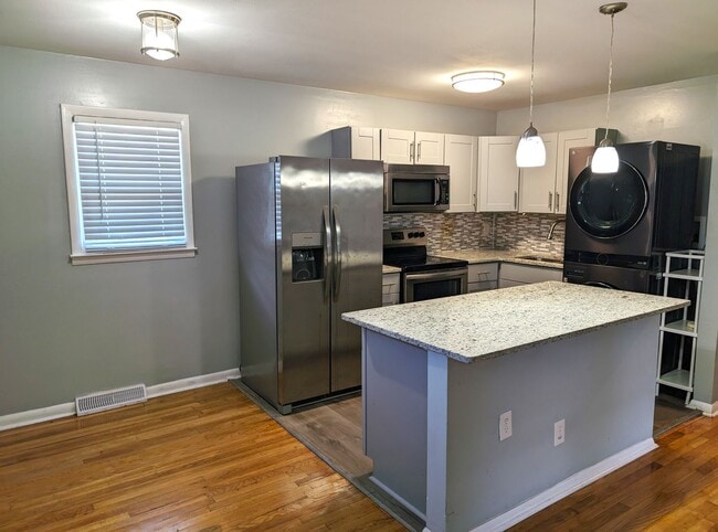 Building Photo - Minutes from UPTOWN! 4 Bedroom!  100% Remodeled!