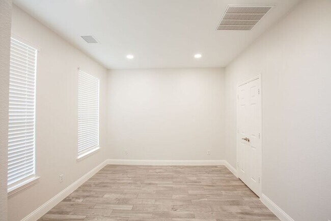 Building Photo - 9900 Presthope Dr