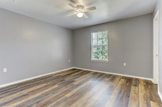 Building Photo - 5913 Silver Screen Dr