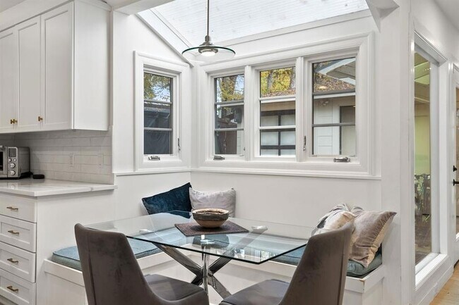 Building Photo - 1703 Meadowbrook Dr