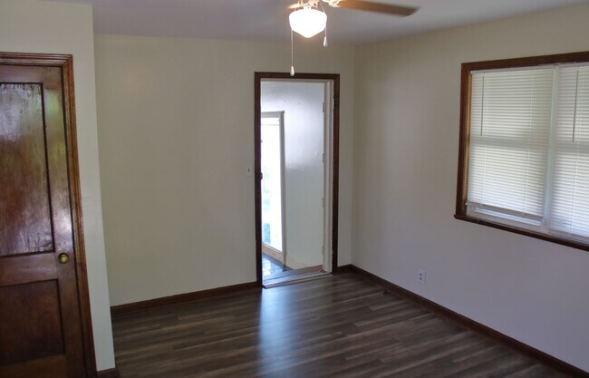 Building Photo - 4 bedroom/1 Bath Single Home!