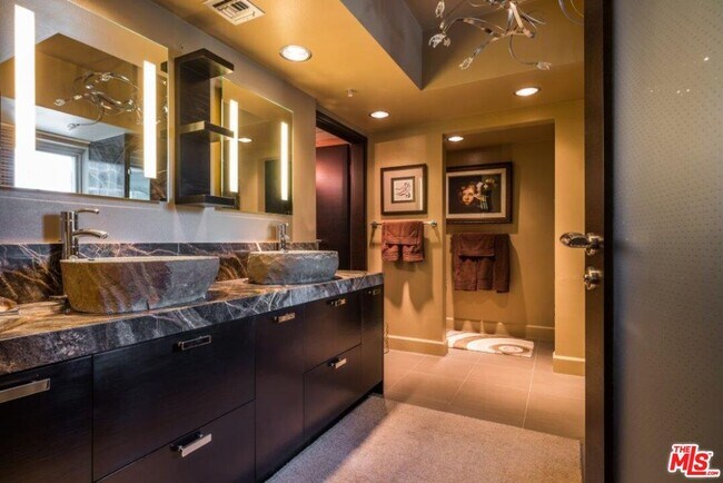 Building Photo - 13700 Marina Pointe Dr