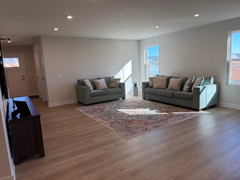 Building Photo - 951 Pemberley St