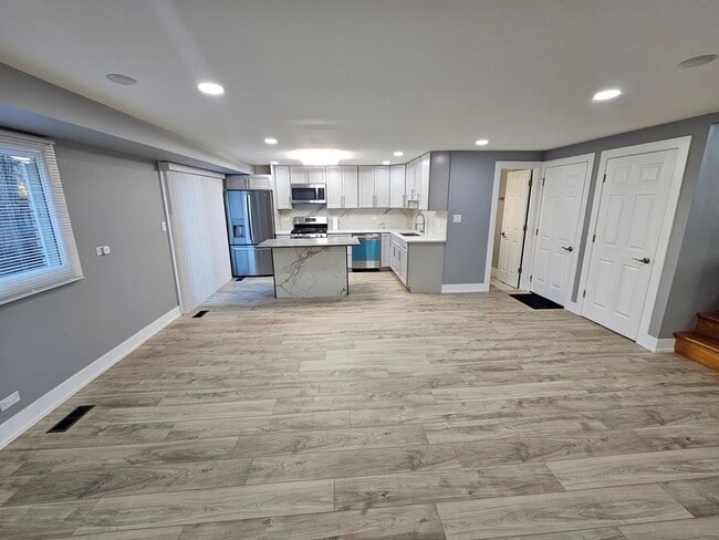 Building Photo - 1535 E Jane Ave