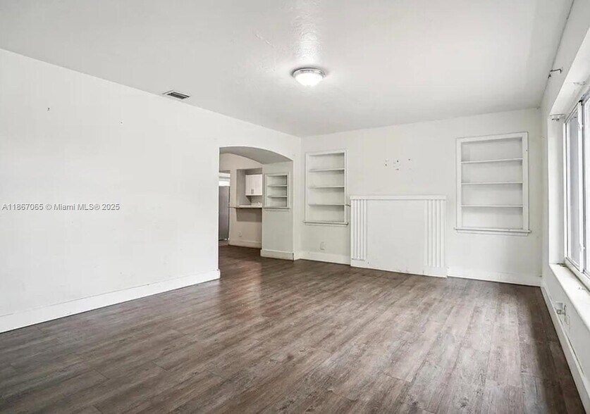 Building Photo - 586 NW 48th St