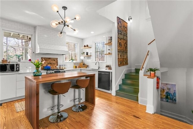 Building Photo - 565 Harold Ave NE