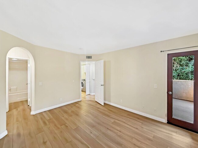 Building Photo - Great 2 bed/2bath condo w/AC, detached garage, and solar!