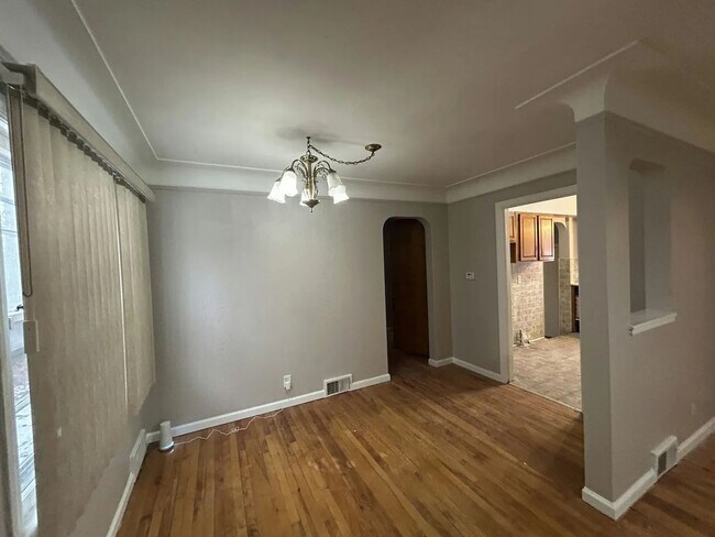 Building Photo - Charming Detroit Bungalow