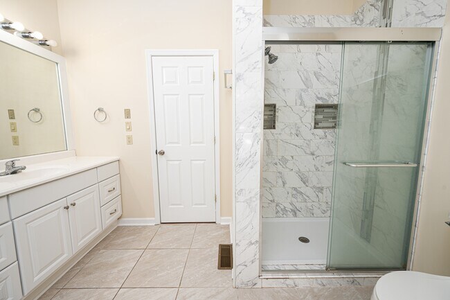 Building Photo - 6118 Gondolier Dr