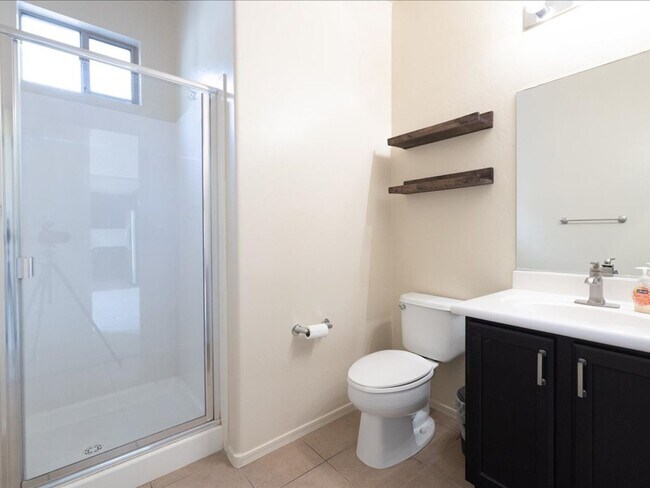 Building Photo - 4 Bedroom 2.5 Bathroom