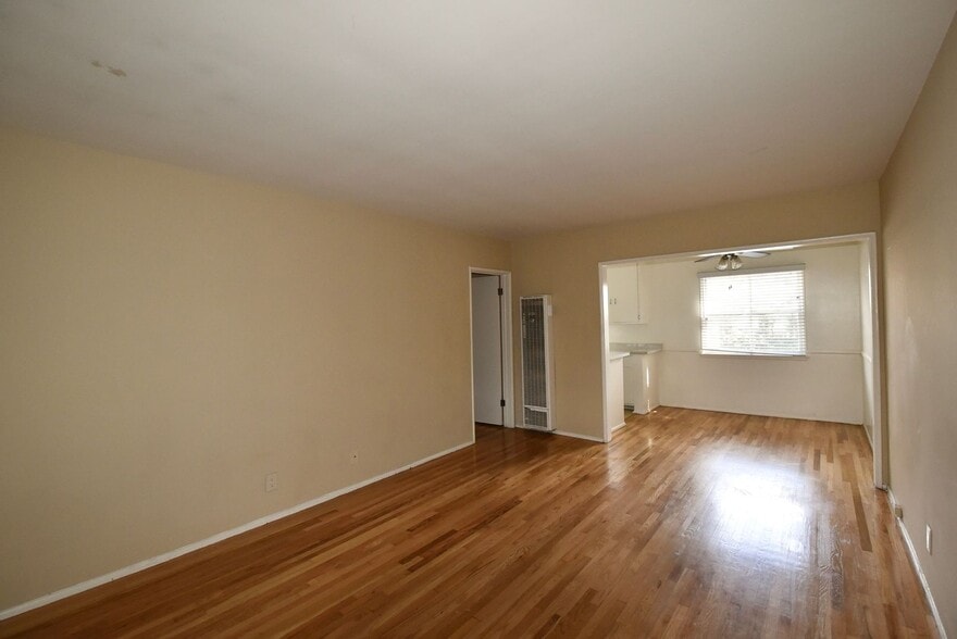 Building Photo - 1212 N Hollywood Way
