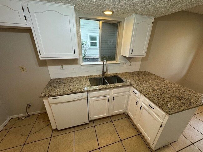 Building Photo - 4204 Everest Ln