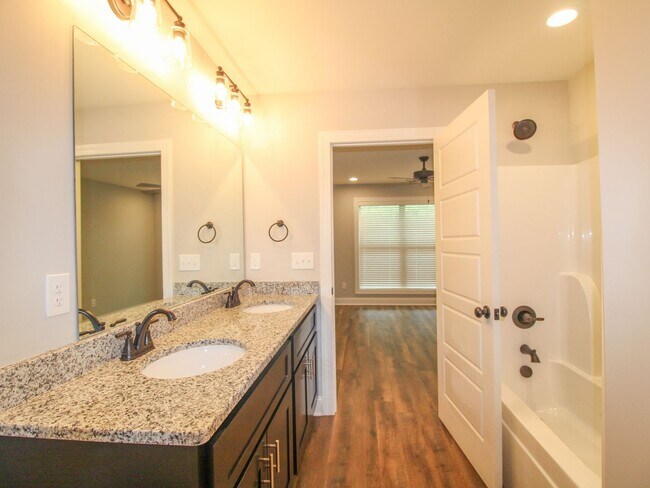 Building Photo - Nice Townhome in Athens City! $250 Amenity...