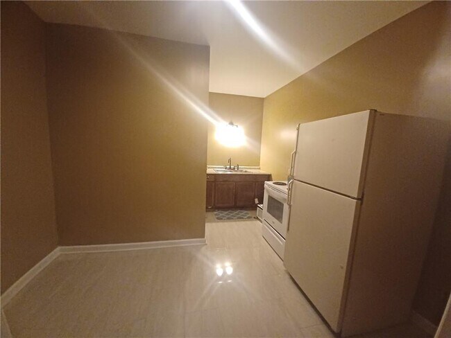 Building Photo - 621 Waterstone Dr SW