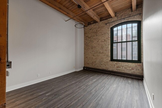 Building Photo - 400 N 1st St