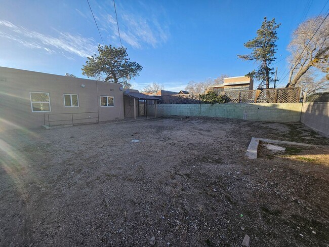 Building Photo - 1216 Columbia Dr NE