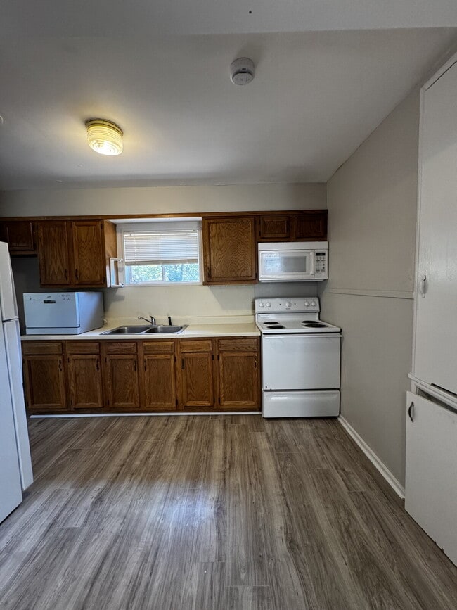Building Photo - "Charming 3-Bed Oasis with Spacious Living in Prime Lubbock Location!"