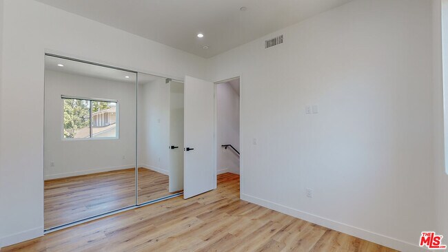 Building Photo - 4462 W Maplewood Ave
