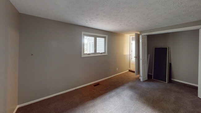 Building Photo - 2140 Fort Harrods Dr