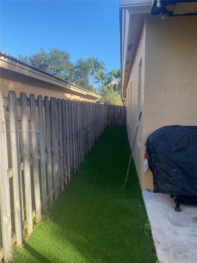 Building Photo - 14046 S Cypress Cove Cir