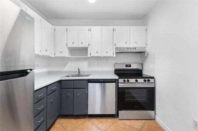 Building Photo - 2600 NE 135th St