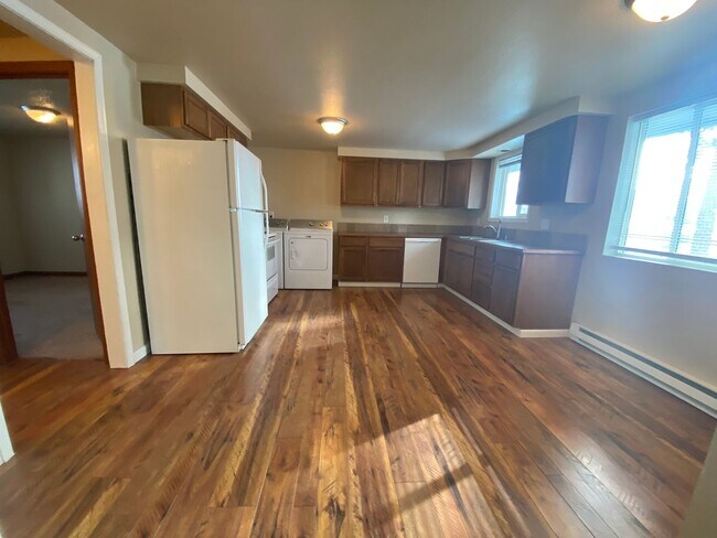 Building Photo - Move-in special!  One month free rent! 2-bedroom 1 bath Great Spokane Valley Location-New carpet ...