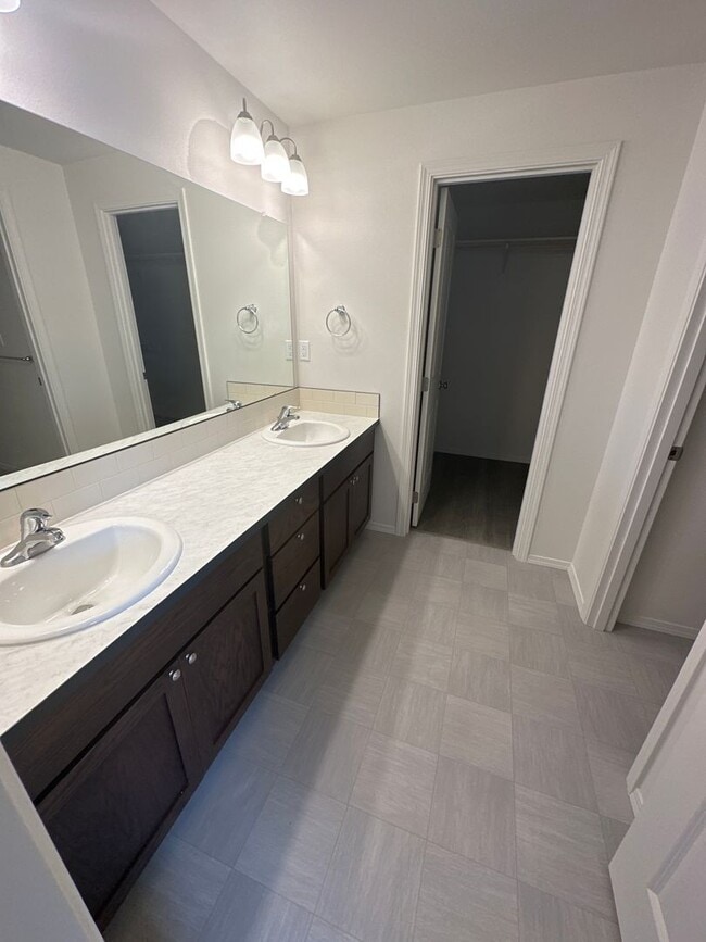 Building Photo - MIDTOWN Almost New House, 3 Bdrms, 2.5 Bat...
