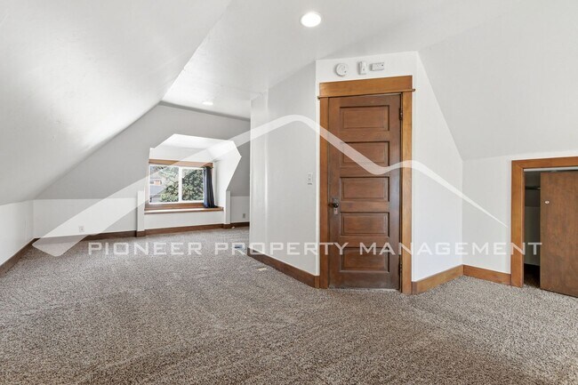 Building Photo - Beautiful Home with Fenced Yard and Washer/Dryer