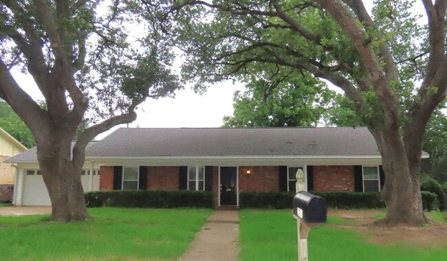 Building Photo - South Tyler! Lovely 3 Bedroom, 2 Bath Hous...