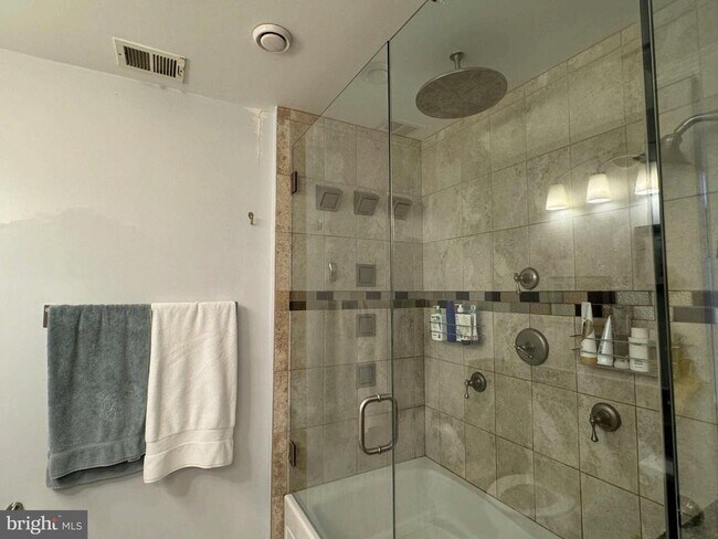 Building Photo - 1029 N Stuart St