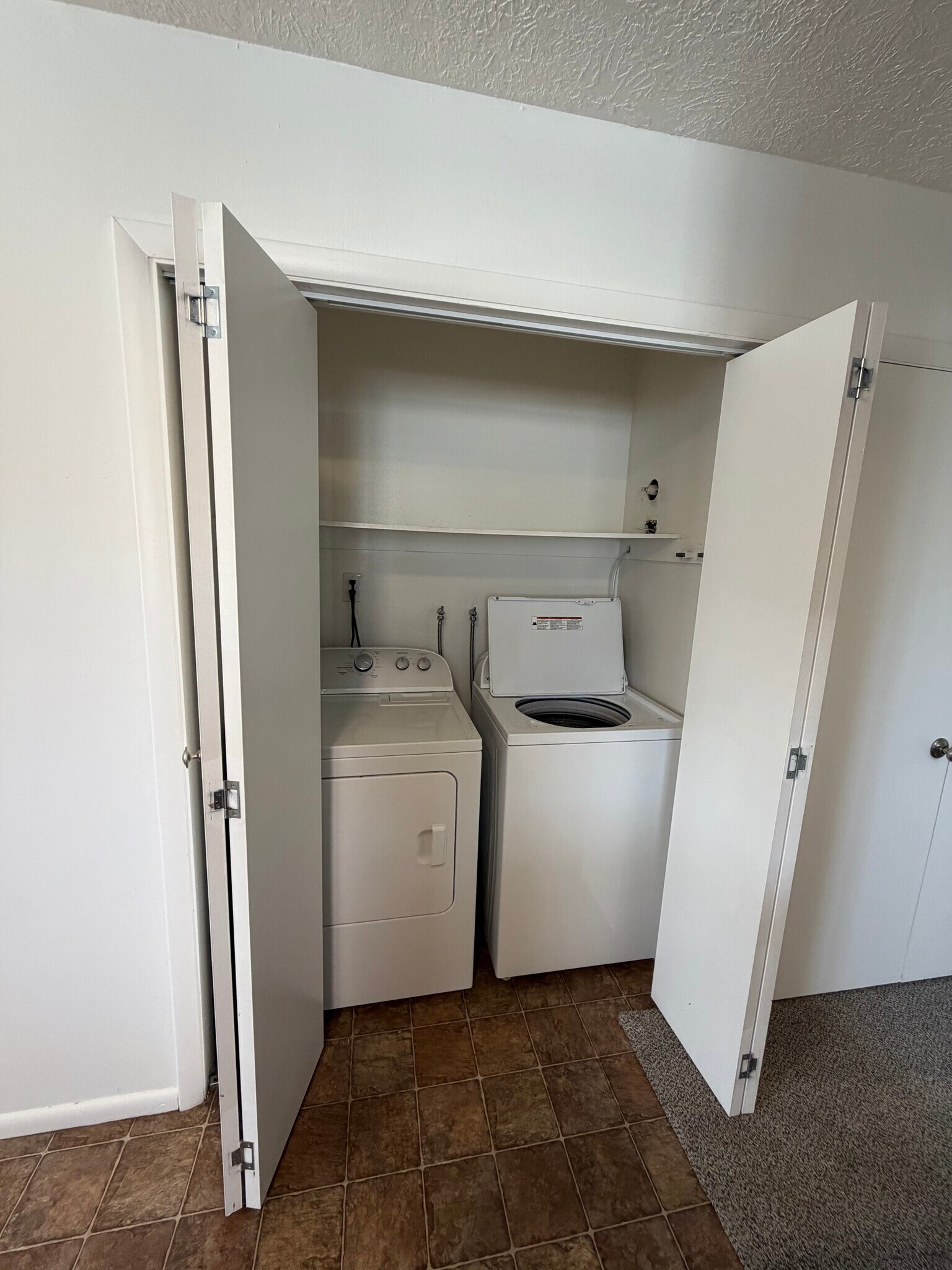 Building Photo - 866 E 500 N