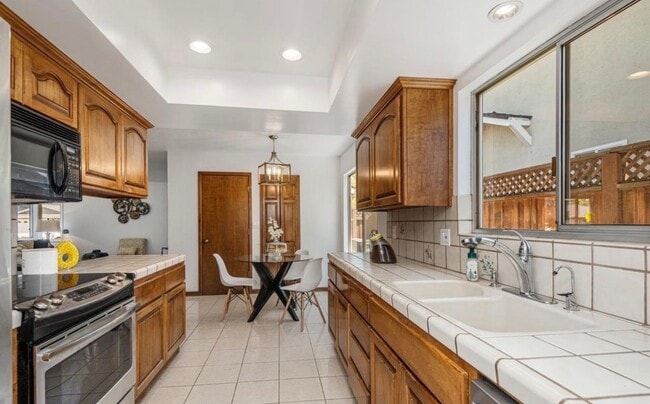 Building Photo - 483 Ontario Dr