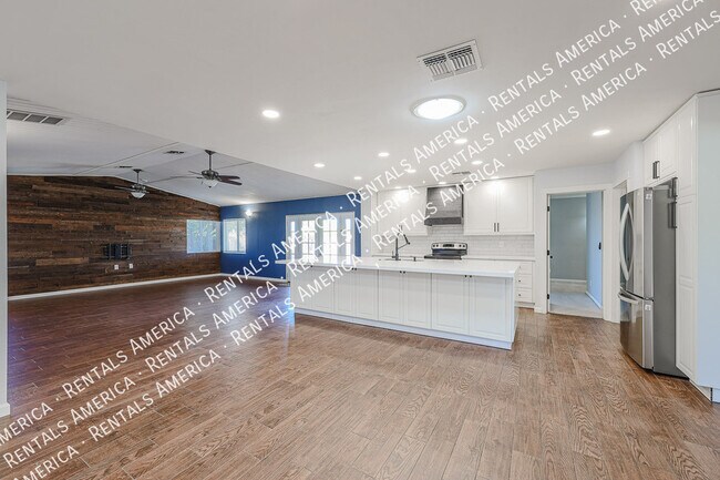 Building Photo - 1360 W Esplanade St