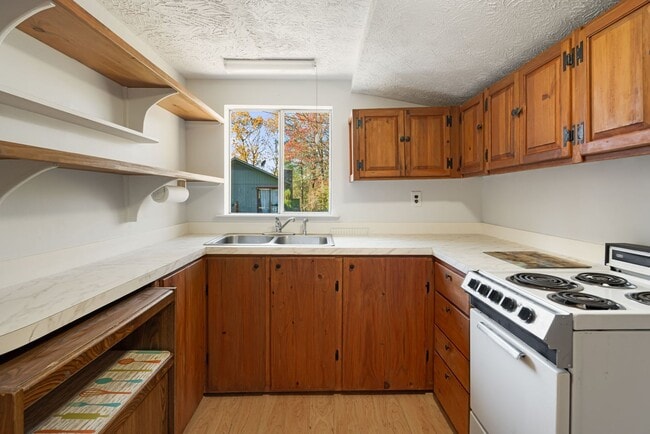 Building Photo - Rare 1-Bedroom in Fairview with Bonus Room...