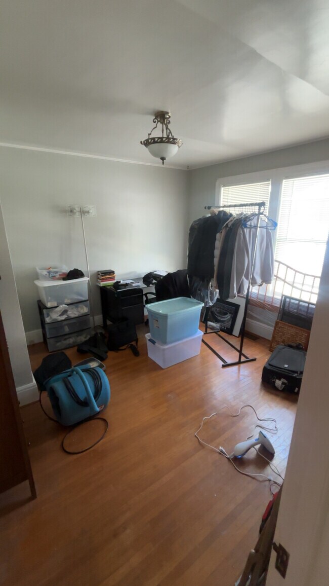 Building Photo - 908 Symonds Pl