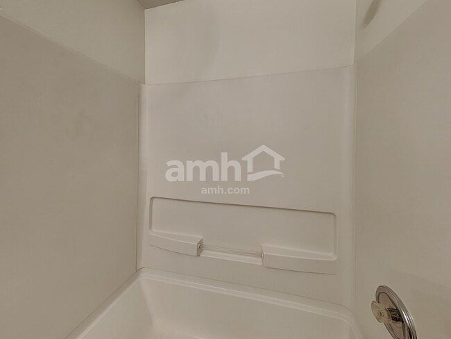 Building Photo - 527 Bourneside Dr