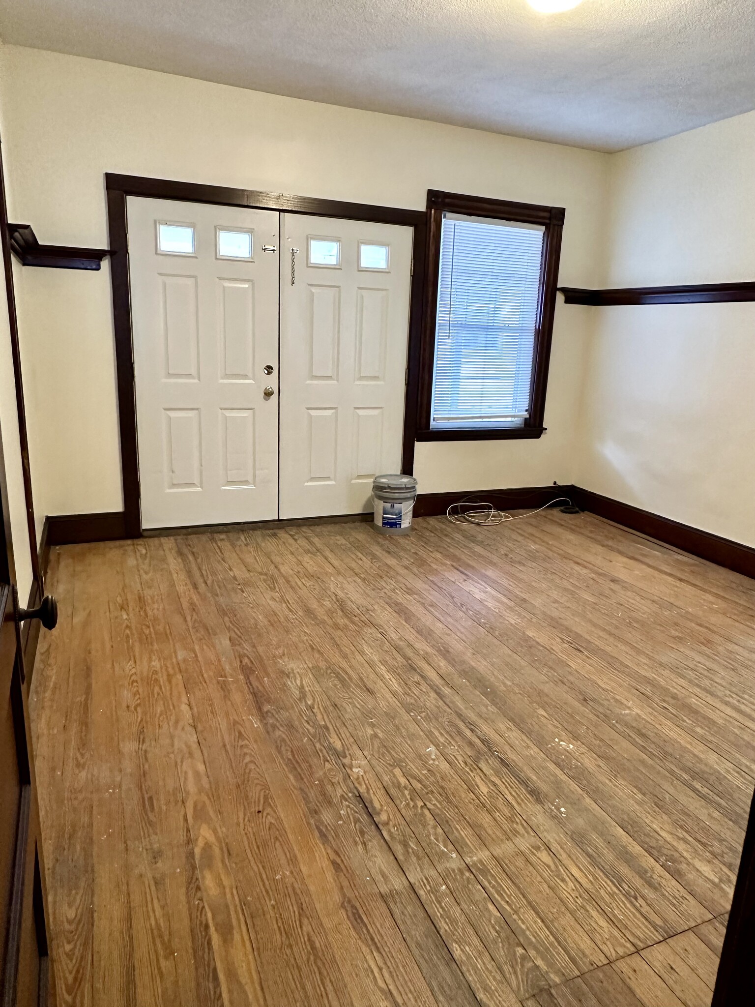 Living Room and Entrance 2 - 505 Main St