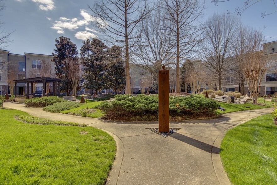 Building Photo - 2600 Hillsboro Pike