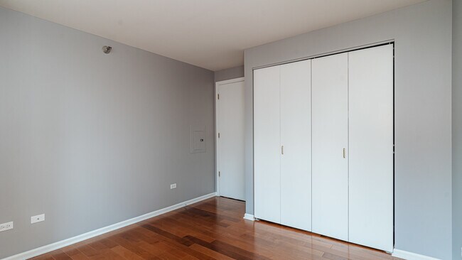 Building Photo - 345 N La Salle Dr
