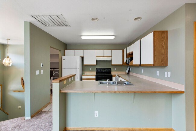 Building Photo - 4 Bedroom Townhome near campus