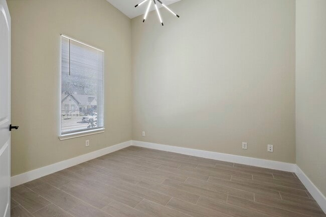 Building Photo - 70 Wyndemere Dr