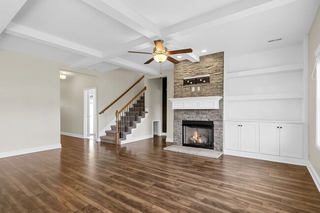 Building Photo - Pet Friendly Three Bedroom with Bonus!