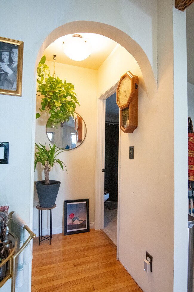 Building Photo - 820 S 5th St