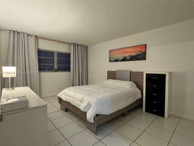 Building Photo - 2200 E Hallandale Beach Blvd